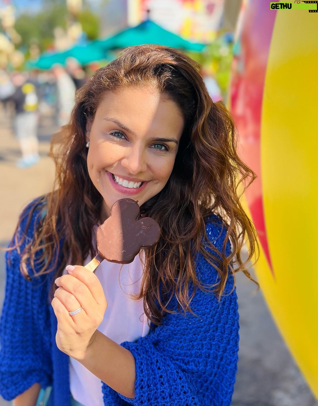 Paloma Bernardi Instagram - “Se você pode sonhar,você pode fazer.” E eu tô aqui,me sentindo praticamente uma menina! Uma menina mulher…Que brinca, que acredita, que sonha e que busca fazer tudo acontecer!✨ #Menina30+ #WaltDisney #Disney #Orlando @disneyworld.brasil 💓🇺🇸 Orlando, Florida