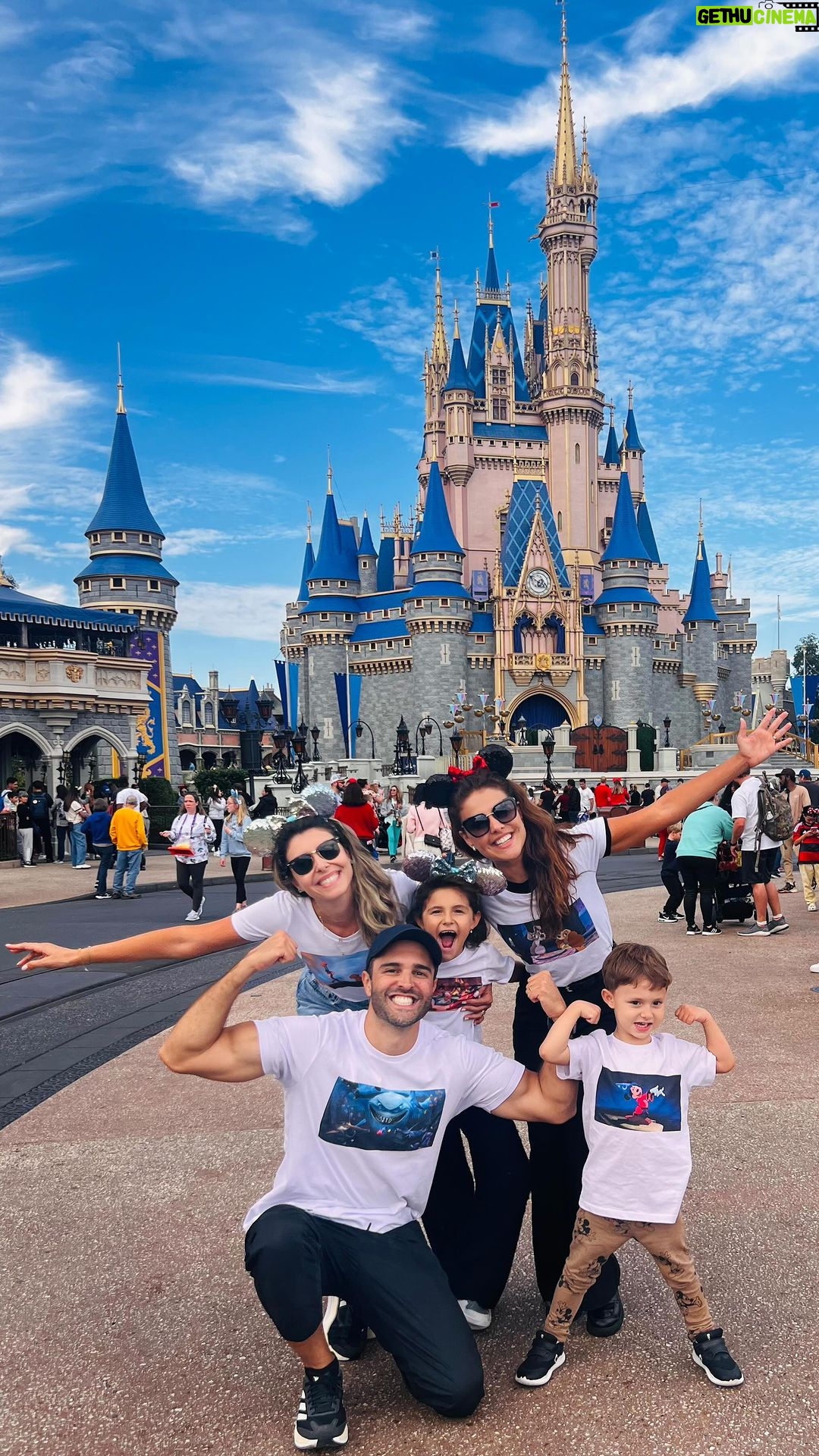 Paloma Bernardi Instagram - DISNEY! Um sonho! Um universo encantado,onde a magia ganha vida. Desde os icônicos personagens até as atrações emocionantes, cada momento é uma jornada inesquecível !!! ✨ Adoramos conhecer a Casa do Mickey Mouse! Obrigada @disneyworld.brasil por tornar nossa viagem tão mágica!💙🇺🇸 Orlando, Florida