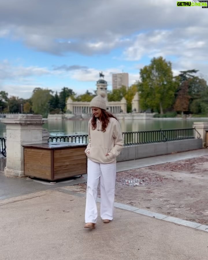 Paloma Bernardi Instagram - Que o dourado e as folhas do outono desenhem novos caminhos! Que o sorriso de criança (sim,eu creio que existe dentro de nós) se renove a cada estação!✨🍁 #Madrid 🇪🇸 #outono @kirios___ @mimo_viagens @mayte.scaravelli Fotos: @carolinepetelinfotografia El Retiro - Jardines del Buen Retiro de Madrid