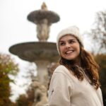 Paloma Bernardi Instagram - Que o dourado e as folhas do outono desenhem novos caminhos! Que o sorriso de criança (sim,eu creio que existe dentro de nós) se renove a cada estação!✨🍁 #Madrid 🇪🇸 #outono @kirios___ @mimo_viagens @mayte.scaravelli Fotos: @carolinepetelinfotografia El Retiro - Jardines del Buen Retiro de Madrid