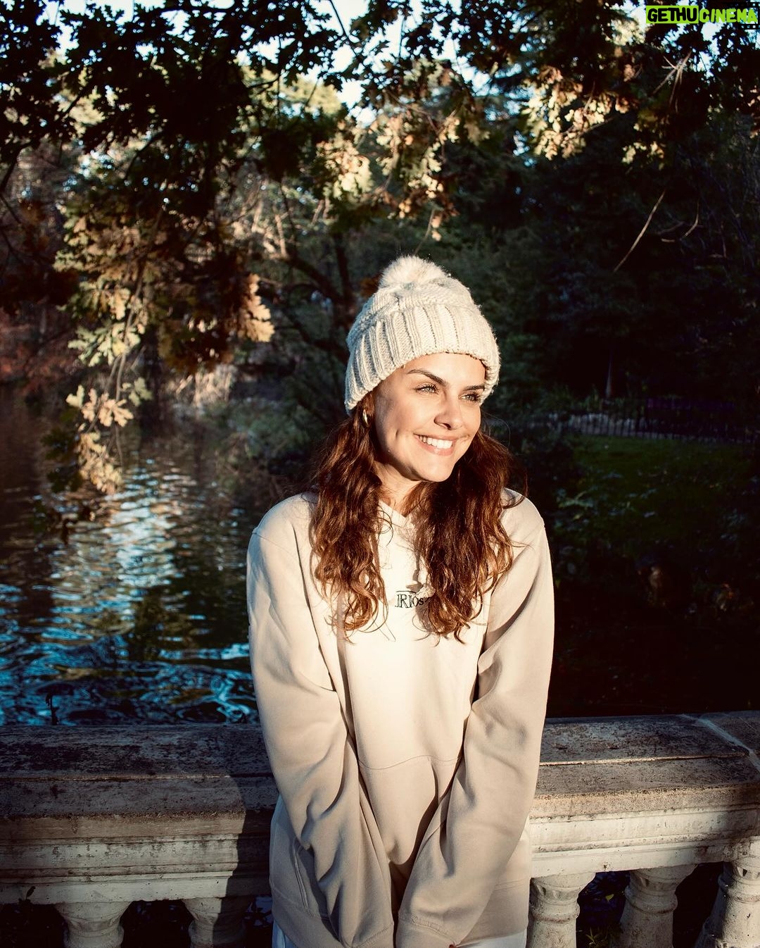 Paloma Bernardi Instagram - Que o dourado e as folhas do outono desenhem novos caminhos! Que o sorriso de criança (sim,eu creio que existe dentro de nós) se renove a cada estação!✨🍁 #Madrid 🇪🇸 #outono @kirios___ @mimo_viagens @mayte.scaravelli Fotos: @carolinepetelinfotografia El Retiro - Jardines del Buen Retiro de Madrid