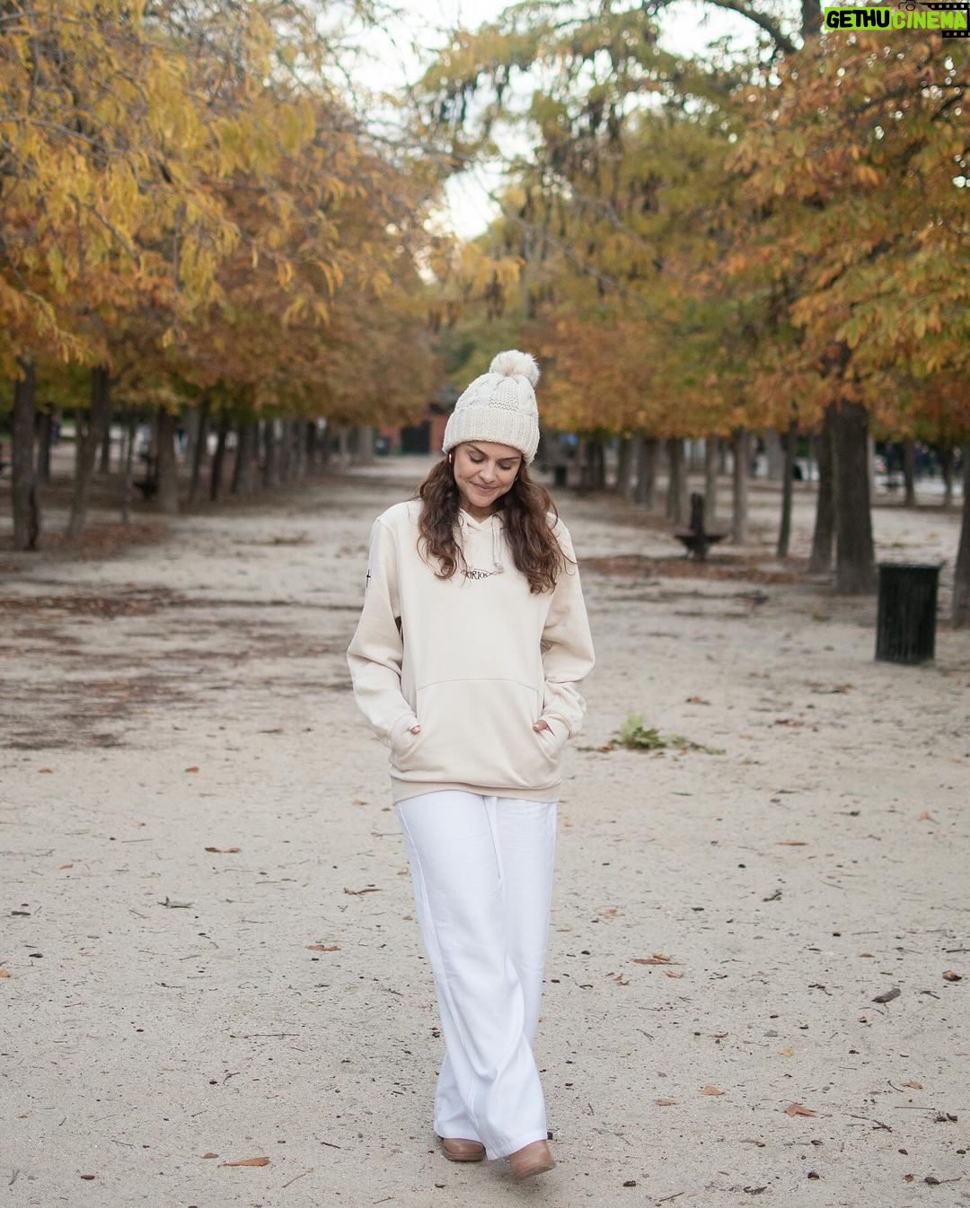 Paloma Bernardi Instagram - Que o dourado e as folhas do outono desenhem novos caminhos! Que o sorriso de criança (sim,eu creio que existe dentro de nós) se renove a cada estação!✨🍁 #Madrid 🇪🇸 #outono @kirios___ @mimo_viagens @mayte.scaravelli Fotos: @carolinepetelinfotografia El Retiro - Jardines del Buen Retiro de Madrid