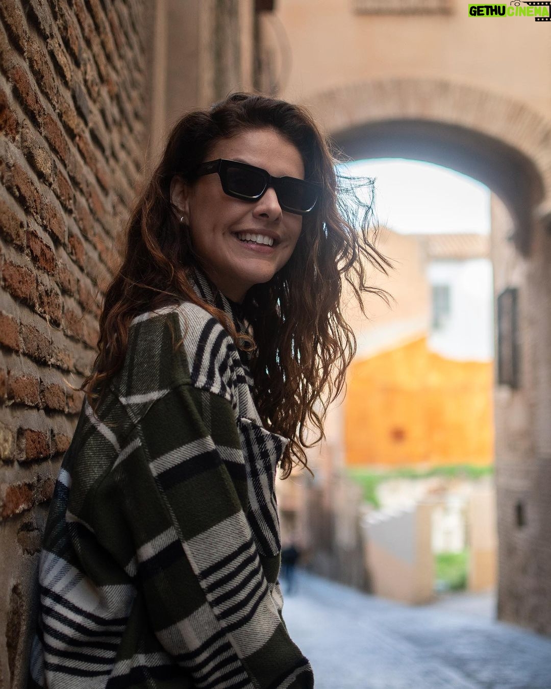 Paloma Bernardi Instagram - “ O amor em voz alta não é um pedido nem uma prisão! Amor em voz alta é uma oferta! “ - @amariadapoesia Sim! Oferta de pensamentos,sentimentos, momentos,encontros,troca…viagens! Você já “ ofertou “ hoje !? ♡ @mimo_viagens @mayte.scaravelli @umcasaldeamigosmeu #Toledo 🇪🇸 Fotos: @carolinepetelinfotografia Toledo, Spain