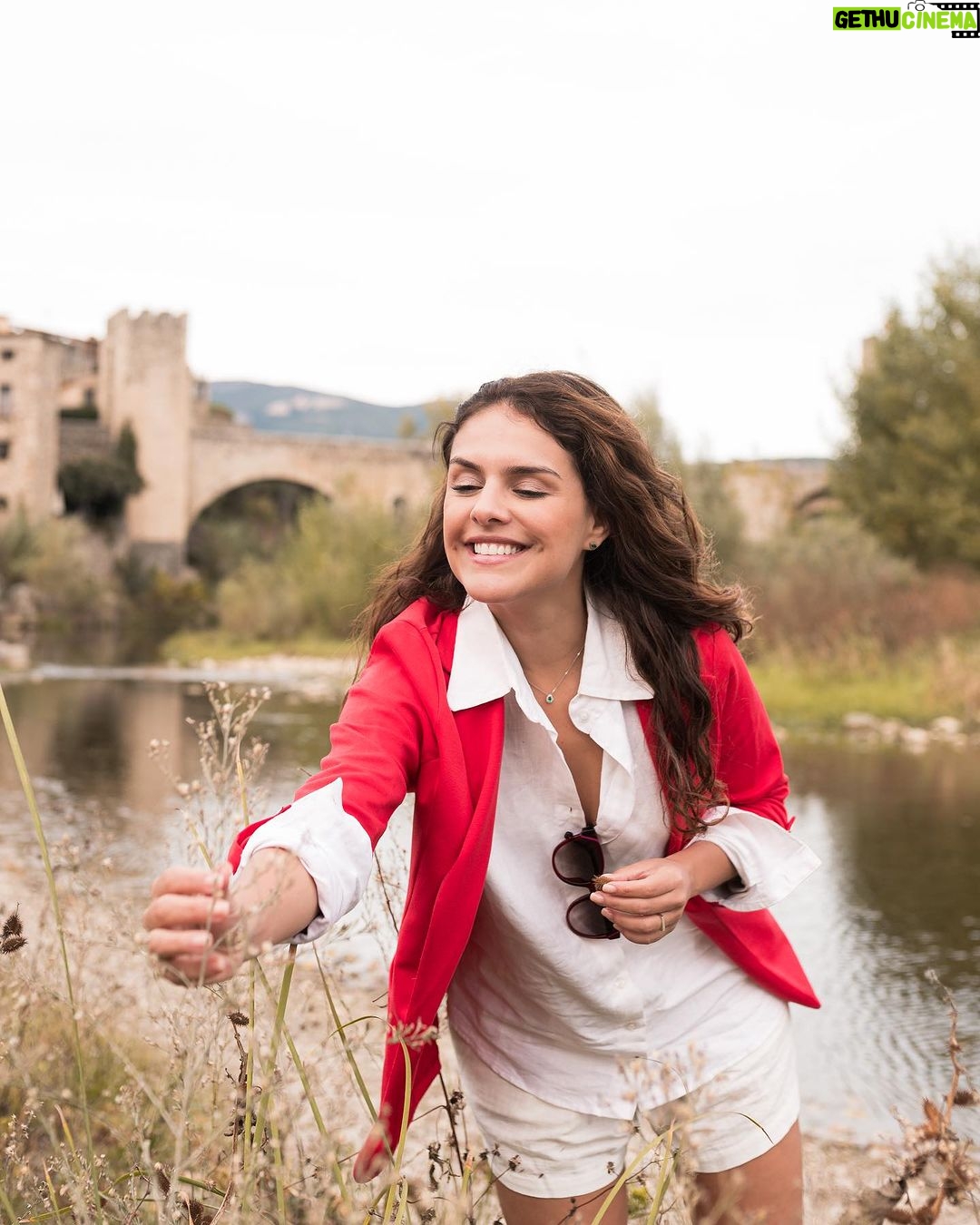 Paloma Bernardi Instagram - O rolê tá grande por aqui ! De pueblo a pueblo… Girona, Besalú, Figueres! Daqui e acolá…bailar!!! Daqui até ali…Dalí !!! Vale !? Vale! #Arte #diversão #Cultura #historia #Muralhas #Natureza @mimo_viagens @mayte.scaravelli @lanza.fotografia 🇪🇸 Guia: @secretodebarcelona Espagne