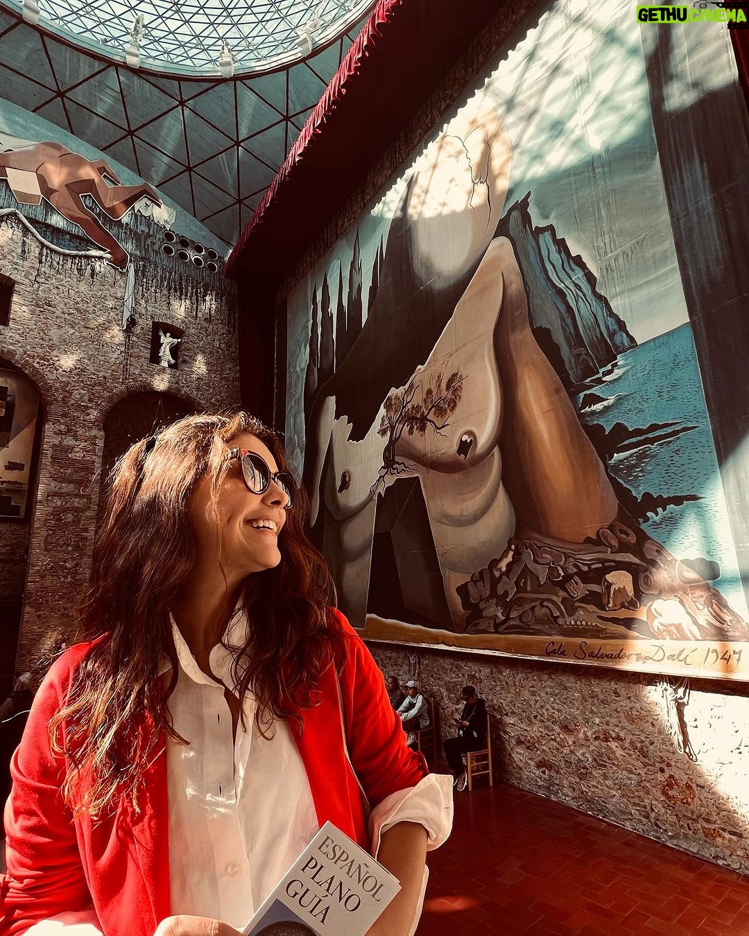 Paloma Bernardi Instagram - O rolê tá grande por aqui ! De pueblo a pueblo… Girona, Besalú, Figueres! Daqui e acolá…bailar!!! Daqui até ali…Dalí !!! Vale !? Vale! #Arte #diversão #Cultura #historia #Muralhas #Natureza @mimo_viagens @mayte.scaravelli @lanza.fotografia 🇪🇸 Guia: @secretodebarcelona Espagne