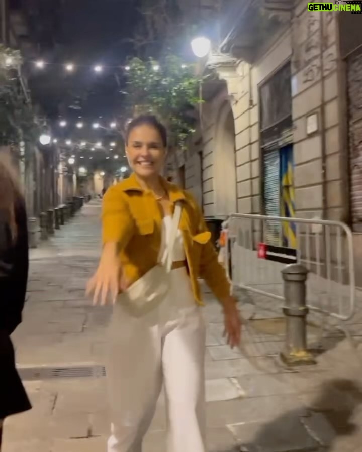 Paloma Bernardi Instagram - O rolê tá grande por aqui ! De pueblo a pueblo… Girona, Besalú, Figueres! Daqui e acolá…bailar!!! Daqui até ali…Dalí !!! Vale !? Vale! #Arte #diversão #Cultura #historia #Muralhas #Natureza @mimo_viagens @mayte.scaravelli @lanza.fotografia 🇪🇸 Guia: @secretodebarcelona Espagne