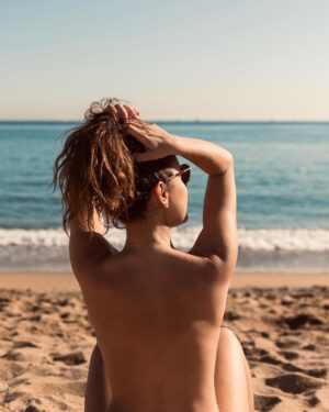 Paloma Bernardi Instagram - Enquanto isso em Barceloneta… 

Ella es y hace arte; sin darse cuenta y de una forma muy natural. Porque su cuerpo está vivo, es un templo sagrado y vive naturalmente su arte. Es libertador! 

Pode isso Brasil ? Em Barcelona pode! #Topless 
Fotos: @lanza.fotografia #Barcelona 🇪🇸