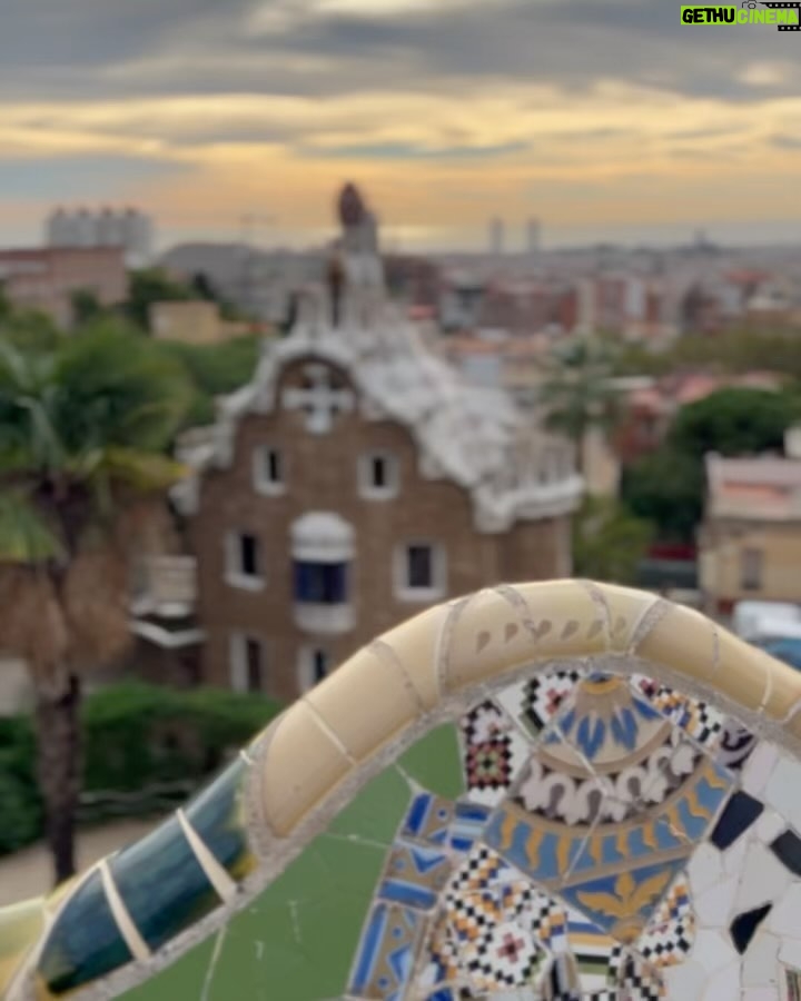 Paloma Bernardi Instagram - Pelo amor de Gaudí - Park Guell De mãos dadas com Deus, #Gaudí se inspirou na natureza para criar suas infinitas obras, totalmente artísticas! @mimo_viagens | @mayte.scaravelli Fotos: @lanza.fotografia #Barcelona 🇪🇸 Barcelona, Spain