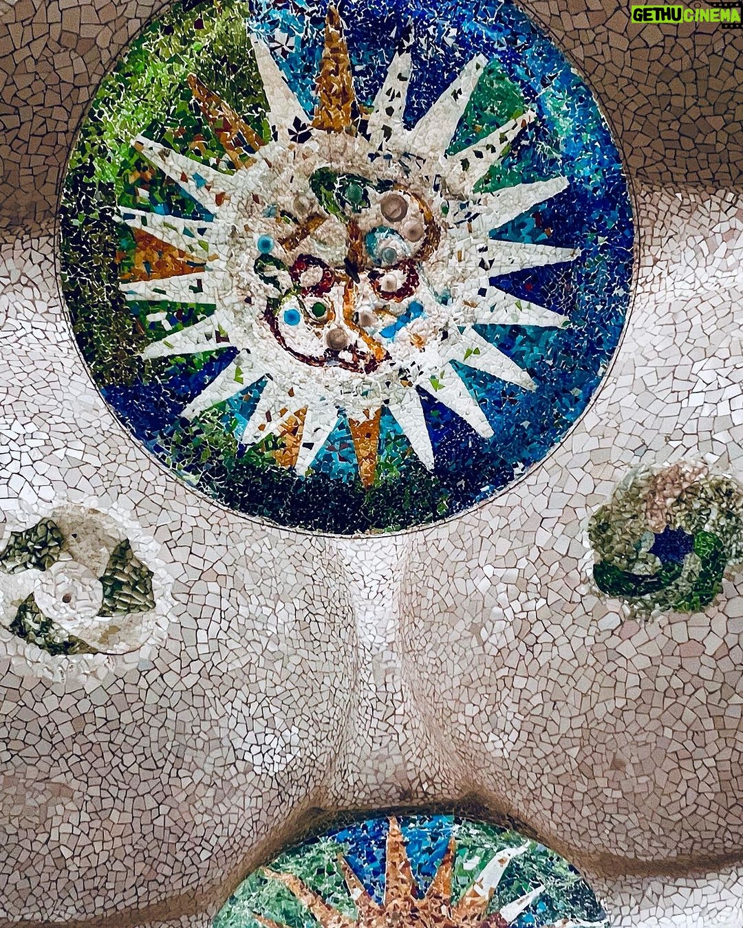 Paloma Bernardi Instagram - Pelo amor de Gaudí - Park Guell De mãos dadas com Deus, #Gaudí se inspirou na natureza para criar suas infinitas obras, totalmente artísticas! @mimo_viagens | @mayte.scaravelli Fotos: @lanza.fotografia #Barcelona 🇪🇸 Barcelona, Spain