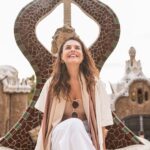 Paloma Bernardi Instagram - Pelo amor de Gaudí - Park Guell De mãos dadas com Deus, #Gaudí se inspirou na natureza para criar suas infinitas obras, totalmente artísticas! @mimo_viagens | @mayte.scaravelli Fotos: @lanza.fotografia #Barcelona 🇪🇸 Barcelona, Spain