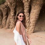 Paloma Bernardi Instagram - Pelo amor de Gaudí - Park Guell De mãos dadas com Deus, #Gaudí se inspirou na natureza para criar suas infinitas obras, totalmente artísticas! @mimo_viagens | @mayte.scaravelli Fotos: @lanza.fotografia #Barcelona 🇪🇸 Barcelona, Spain