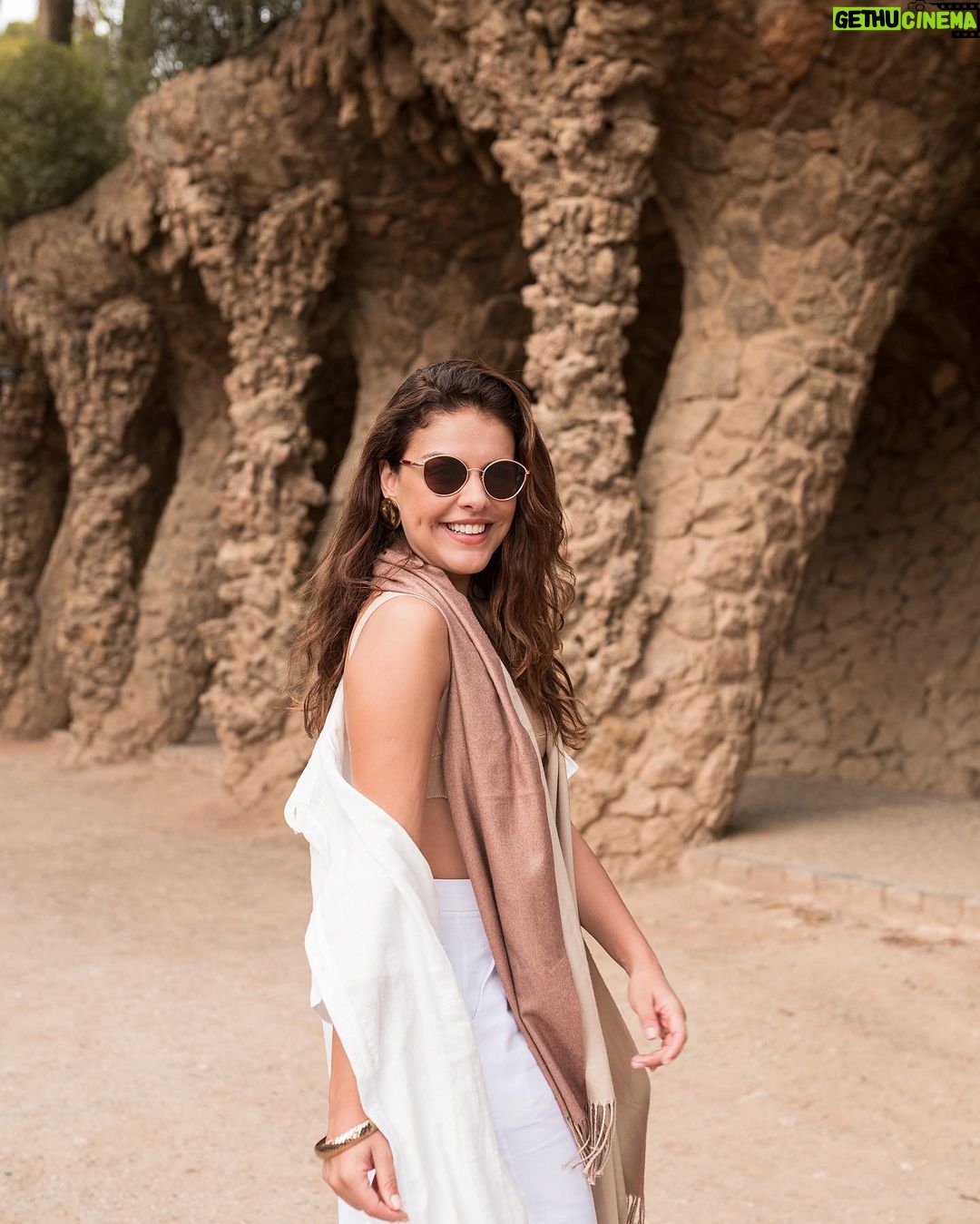 Paloma Bernardi Instagram - Pelo amor de Gaudí - Park Guell De mãos dadas com Deus, #Gaudí se inspirou na natureza para criar suas infinitas obras, totalmente artísticas! @mimo_viagens | @mayte.scaravelli Fotos: @lanza.fotografia #Barcelona 🇪🇸 Barcelona, Spain