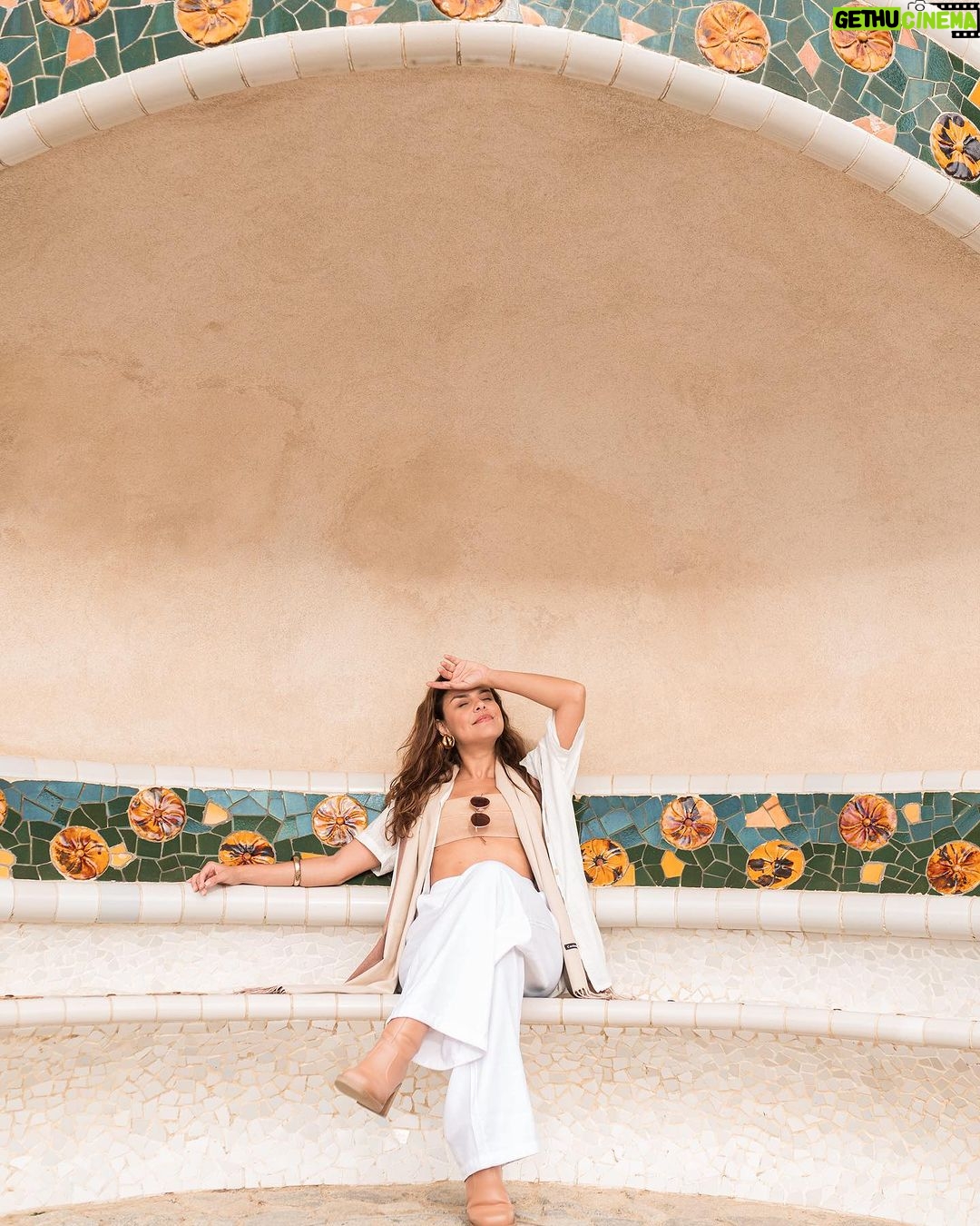 Paloma Bernardi Instagram - Pelo amor de Gaudí - Park Guell De mãos dadas com Deus, #Gaudí se inspirou na natureza para criar suas infinitas obras, totalmente artísticas! @mimo_viagens | @mayte.scaravelli Fotos: @lanza.fotografia #Barcelona 🇪🇸 Barcelona, Spain