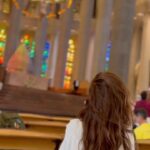 Paloma Bernardi Instagram - Eu senti a grandiosidade de Deus! SAGRADA FAMÍLIA - SAGRADO LUGAR! @mimo_viagens | @mayte.scaravelli Fotos: @lanza.fotografia #Barcelona 🇪🇸 Guia: @maramessa___ @secretodebarcelona Barcelona, Spain