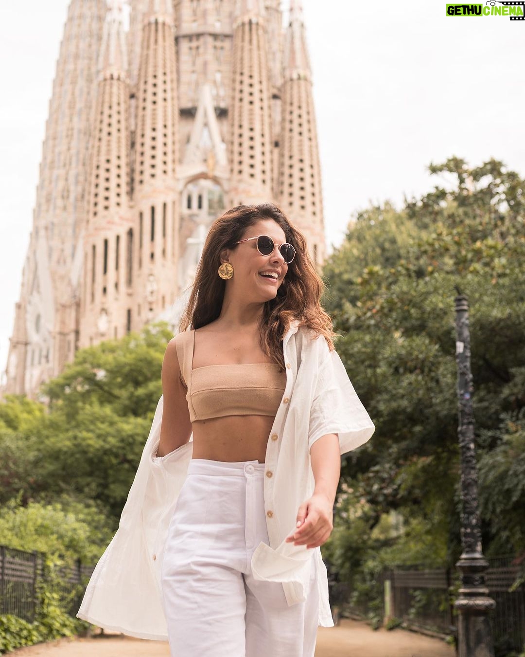 Paloma Bernardi Instagram - Eu senti a grandiosidade de Deus! SAGRADA FAMÍLIA - SAGRADO LUGAR! @mimo_viagens | @mayte.scaravelli Fotos: @lanza.fotografia #Barcelona 🇪🇸 Guia: @maramessa___ @secretodebarcelona Barcelona, Spain