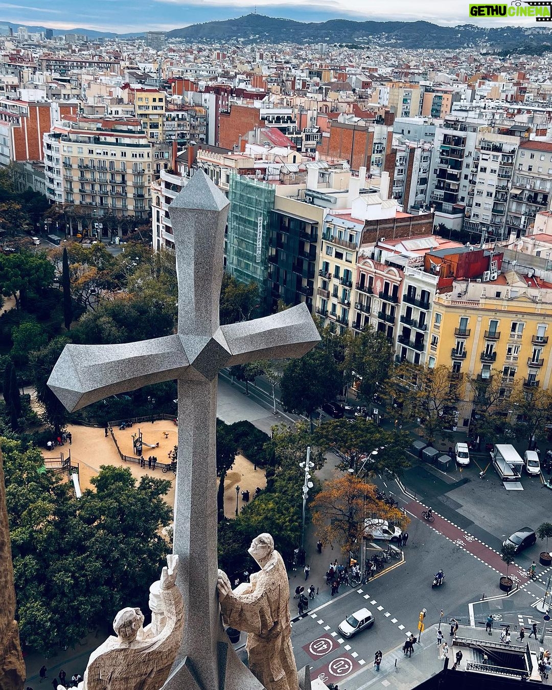 Paloma Bernardi Instagram - Eu senti a grandiosidade de Deus! SAGRADA FAMÍLIA - SAGRADO LUGAR! @mimo_viagens | @mayte.scaravelli Fotos: @lanza.fotografia #Barcelona 🇪🇸 Guia: @maramessa___ @secretodebarcelona Barcelona, Spain