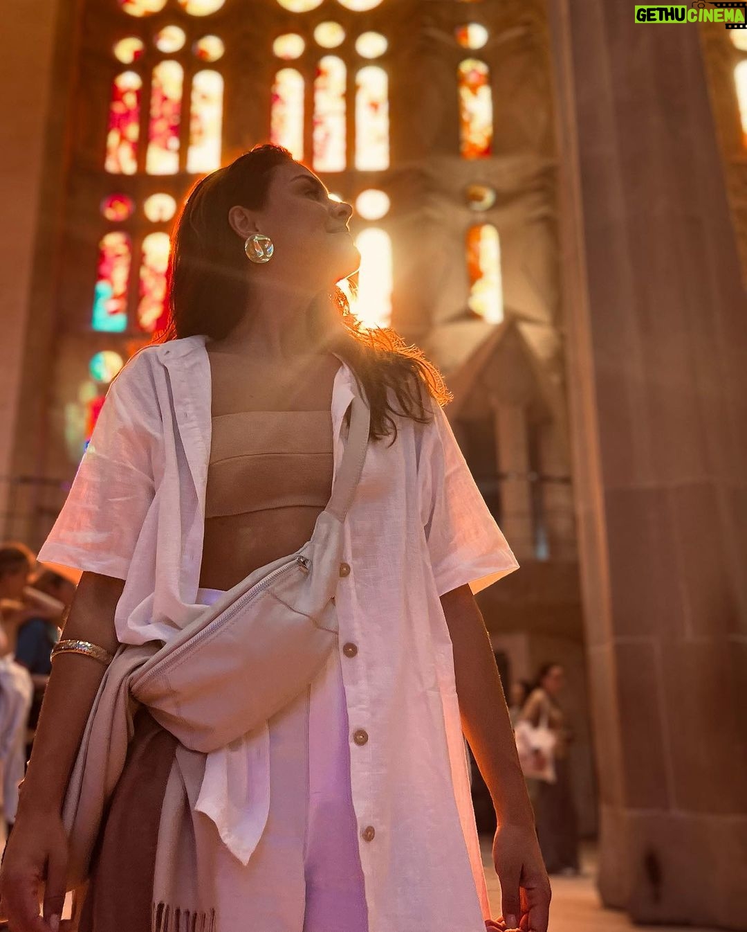 Paloma Bernardi Instagram - Eu senti a grandiosidade de Deus! SAGRADA FAMÍLIA - SAGRADO LUGAR! @mimo_viagens | @mayte.scaravelli Fotos: @lanza.fotografia #Barcelona 🇪🇸 Guia: @maramessa___ @secretodebarcelona Barcelona, Spain