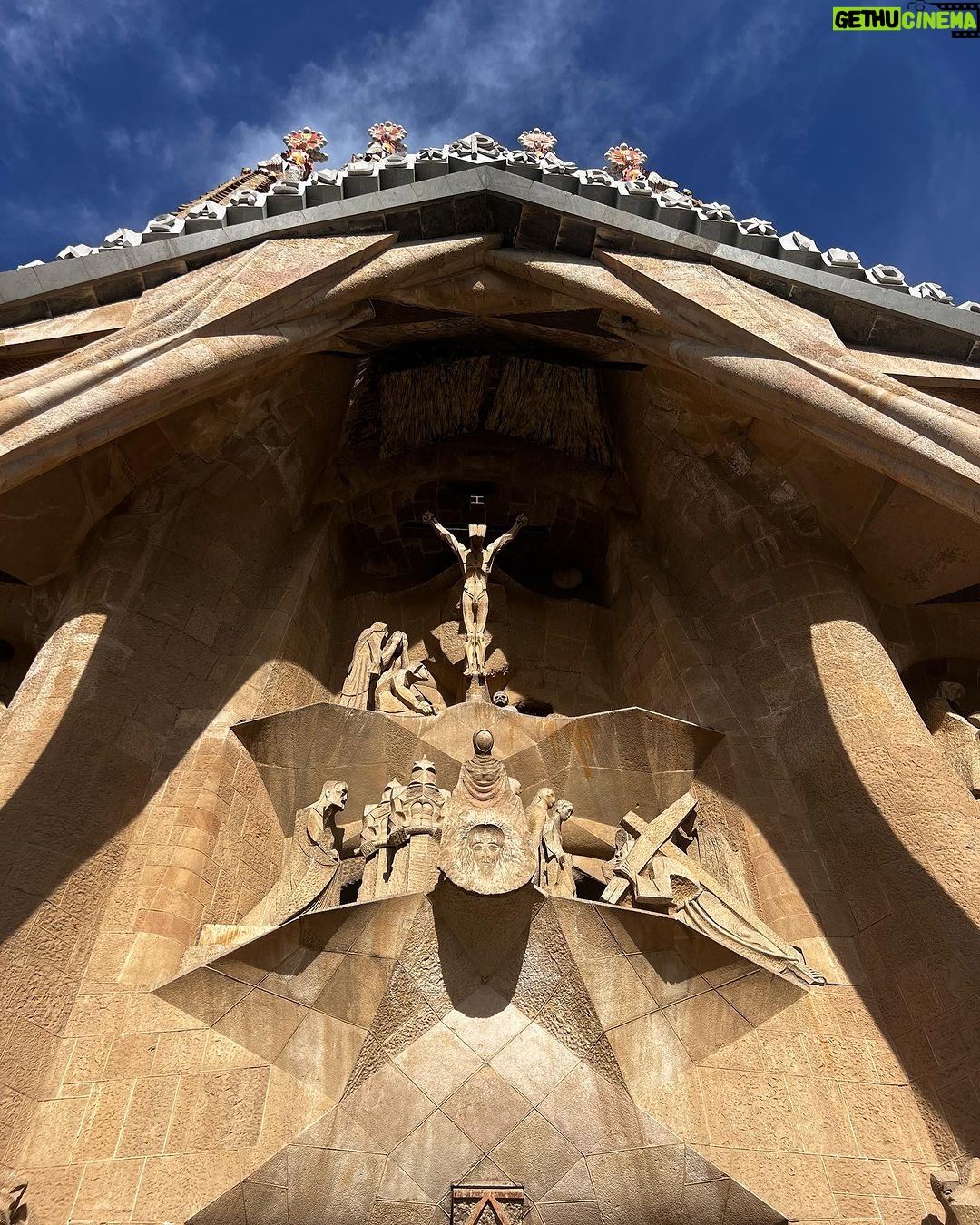 Paloma Bernardi Instagram - Eu senti a grandiosidade de Deus! SAGRADA FAMÍLIA - SAGRADO LUGAR! @mimo_viagens | @mayte.scaravelli Fotos: @lanza.fotografia #Barcelona 🇪🇸 Guia: @maramessa___ @secretodebarcelona Barcelona, Spain
