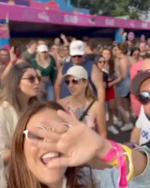 Paloma Bernardi Instagram - Mais uma @tardezinha pra contar história! 

Aqui,praticamente no quintal da minha casa,vivendo a ousadia e alegria de ser feliz com muito “pagodin”!! Que MomenTHo!!!Que MomenTHo,senhoras e senhores!! Fortes emoções!! Obrigada @thbarbosa @rafaelzulu e equipe, vocês entregaram tudo!

TARDIZINHAAAAAA, EU FUI EU TAVA ! ✨