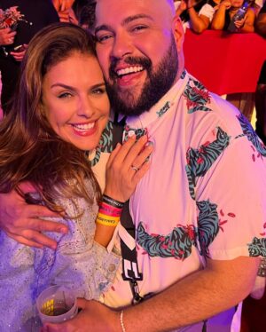 Paloma Bernardi Instagram - Mais uma @tardezinha pra contar história! 

Aqui,praticamente no quintal da minha casa,vivendo a ousadia e alegria de ser feliz com muito “pagodin”!! Que MomenTHo!!!Que MomenTHo,senhoras e senhores!! Fortes emoções!! Obrigada @thbarbosa @rafaelzulu e equipe, vocês entregaram tudo!

TARDIZINHAAAAAA, EU FUI EU TAVA ! ✨