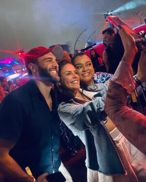 Paloma Bernardi Instagram - Mais uma @tardezinha pra contar história! 

Aqui,praticamente no quintal da minha casa,vivendo a ousadia e alegria de ser feliz com muito “pagodin”!! Que MomenTHo!!!Que MomenTHo,senhoras e senhores!! Fortes emoções!! Obrigada @thbarbosa @rafaelzulu e equipe, vocês entregaram tudo!

TARDIZINHAAAAAA, EU FUI EU TAVA ! ✨