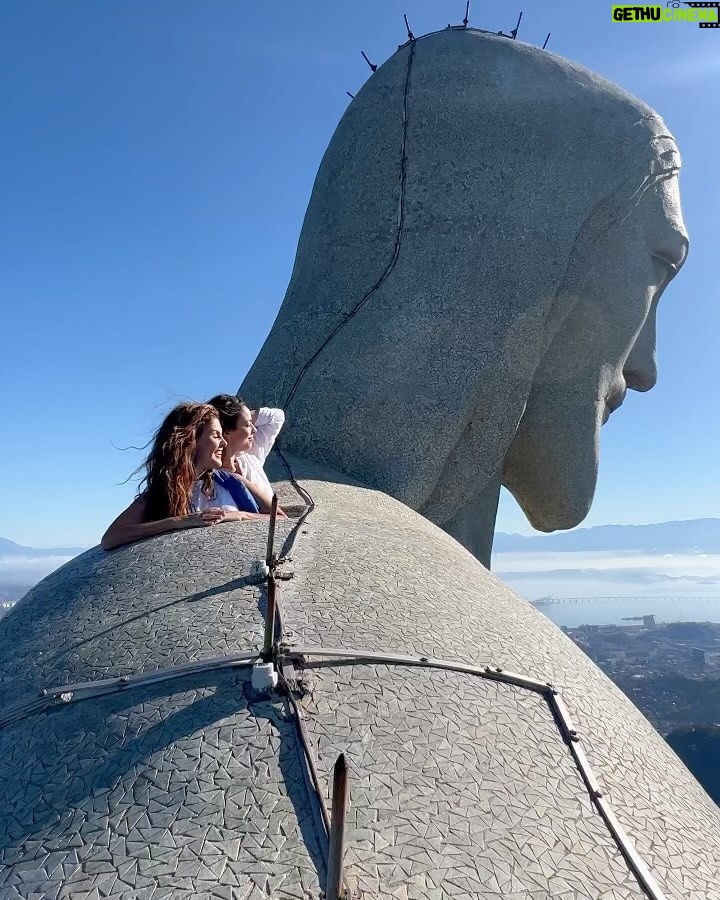 Paloma Bernardi Instagram - A vida acontecendo com ela…→ Ela que tem sido meu braço direito e esquerdo, ela que tem rosas por onde passa, ela que fecha a cara às vezes e tá tuuuudo bem, ela que é Zico na veia 24h, ela que te aconselha sem passar a mão na cabeça, ela que tem talento no olhar, ela que é arretada com um coração grande…ela que é ela…ela que é @adrilimaa (melhor que muita gente)!rs… Maaaaaaa Dri, Feliz Aniversário!Te desejo paz, amor, saúde, felicidade, alegria, arte! E saiba que estarei sempre aqui pra tudo e principalmente pra te dizer: “Bora, se arruma!!!” … Bora ser feliz!! Saiba que somos mais felizes com a vida acontecendo ao seu lado, minha amiga!🌹 Rio de Janeiro, Rio de Janeiro