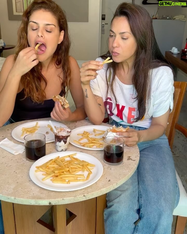 Paloma Bernardi Instagram - A vida acontecendo com ela…→ Ela que tem sido meu braço direito e esquerdo, ela que tem rosas por onde passa, ela que fecha a cara às vezes e tá tuuuudo bem, ela que é Zico na veia 24h, ela que te aconselha sem passar a mão na cabeça, ela que tem talento no olhar, ela que é arretada com um coração grande…ela que é ela…ela que é @adrilimaa (melhor que muita gente)!rs… Maaaaaaa Dri, Feliz Aniversário!Te desejo paz, amor, saúde, felicidade, alegria, arte! E saiba que estarei sempre aqui pra tudo e principalmente pra te dizer: “Bora, se arruma!!!” … Bora ser feliz!! Saiba que somos mais felizes com a vida acontecendo ao seu lado, minha amiga!🌹 Rio de Janeiro, Rio de Janeiro