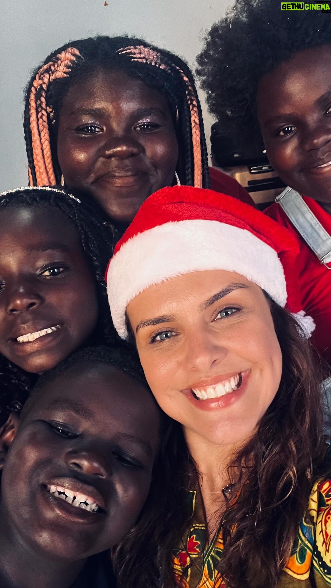 Paloma Bernardi Instagram - Eu ouvi por aí que Natal é um abraço! E é! Natal é compromisso! Natal é presença! Natal é um sorriso!Natal é solidariedade! Natal é ação positiva e ativa! É generosidade!E é! Natal é amor todo dia!É respeito todo dia! É olhar o outro com o coração todo dia!Por isso e por aquilo…NATAL É TODO DIA! ✨ #AfilhadosdeCoração #NatalTodoDia São Paulo, Brazil