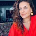 Paloma Bernardi Instagram - A época do SENTIR chegou! Não que no ano inteiro não tenhamos sentido muito, muito, muito mesmo... muitas perdas, muitas guerras…internas e externas! Mas, especialmente em dezembro,nessa época do ano,sentimos mais uma força que vem do coração, uma força que vem de uma palavra amiga, que vem da solidariedade,da fé em Deus, em nós mesmos e no outro. E é nesse momento de privilégio que sentimos firmemente o desejo de que o outro também possa ter o privilégio de viver em paz! Que nesse mundo,tão lindo, possamos reverberar o sentimento de PAZ! Paz individual, paz familiar, paz profissional, paz afetiva, paz nacional…paz mundial!🎄 UM FELIZ NATAL! E ANO NOVO CHEIO DE PAZ! - Compartilhe esse movimento e seja paz na vida de alguém! ✨🙌🏽✨