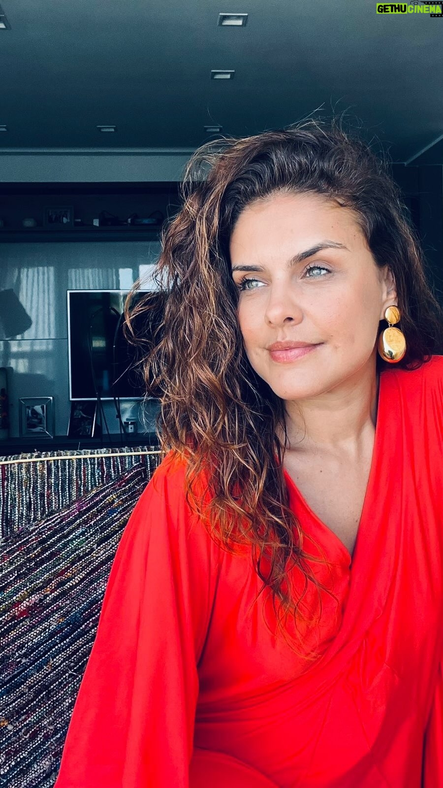 Paloma Bernardi Instagram - A época do SENTIR chegou! Não que no ano inteiro não tenhamos sentido muito, muito, muito mesmo... muitas perdas, muitas guerras…internas e externas! Mas, especialmente em dezembro,nessa época do ano,sentimos mais uma força que vem do coração, uma força que vem de uma palavra amiga, que vem da solidariedade,da fé em Deus, em nós mesmos e no outro. E é nesse momento de privilégio que sentimos firmemente o desejo de que o outro também possa ter o privilégio de viver em paz! Que nesse mundo,tão lindo, possamos reverberar o sentimento de PAZ! Paz individual, paz familiar, paz profissional, paz afetiva, paz nacional…paz mundial!🎄 UM FELIZ NATAL! E ANO NOVO CHEIO DE PAZ! - Compartilhe esse movimento e seja paz na vida de alguém! ✨🙌🏽✨