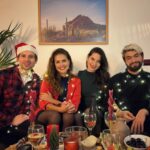 Paloma Bernardi Instagram - Os presentamos “Pétalo con filo”. La navidad es el día de los momentos inolvidables. Donde ocurre la magia y aguardamos regalos que nos sorprendan. A menos que… la sorpresa sea más parecida al estrujamiento de un inocente corazón, donde incluso el pétalo más delicado puede ser tan afilado para herir profundamente las emociones. 🇪🇸 📌 Estamos participando al concurso de microcine “HISTORIAS DE NAVIDAD EN 60 SEGUNDOS” organizado por @culturainquieta e @iberdrola #Navidaden60 #navidaden60 ———————————————————————- Apresentamos a vocês “Pétalo con filo”. O Natal é um dia de momentos inesquecíveis. Onde acontece a magia, e esperamos por presentes que nos surpreendam. A não ser que... a surpresa seja o estrangulamento de um coração inocente, onde até a pétala mais delicada pode ser tão afiada a ponto de ferir profundamente as emoções. 🇧🇷 Dirección y fotografía: @carolschievenin Elenco: @constanzaleva @eliottosta @palomabernardi @stephaneitner Montaje: @buchergabriel Producción: @luzca_films 🎬