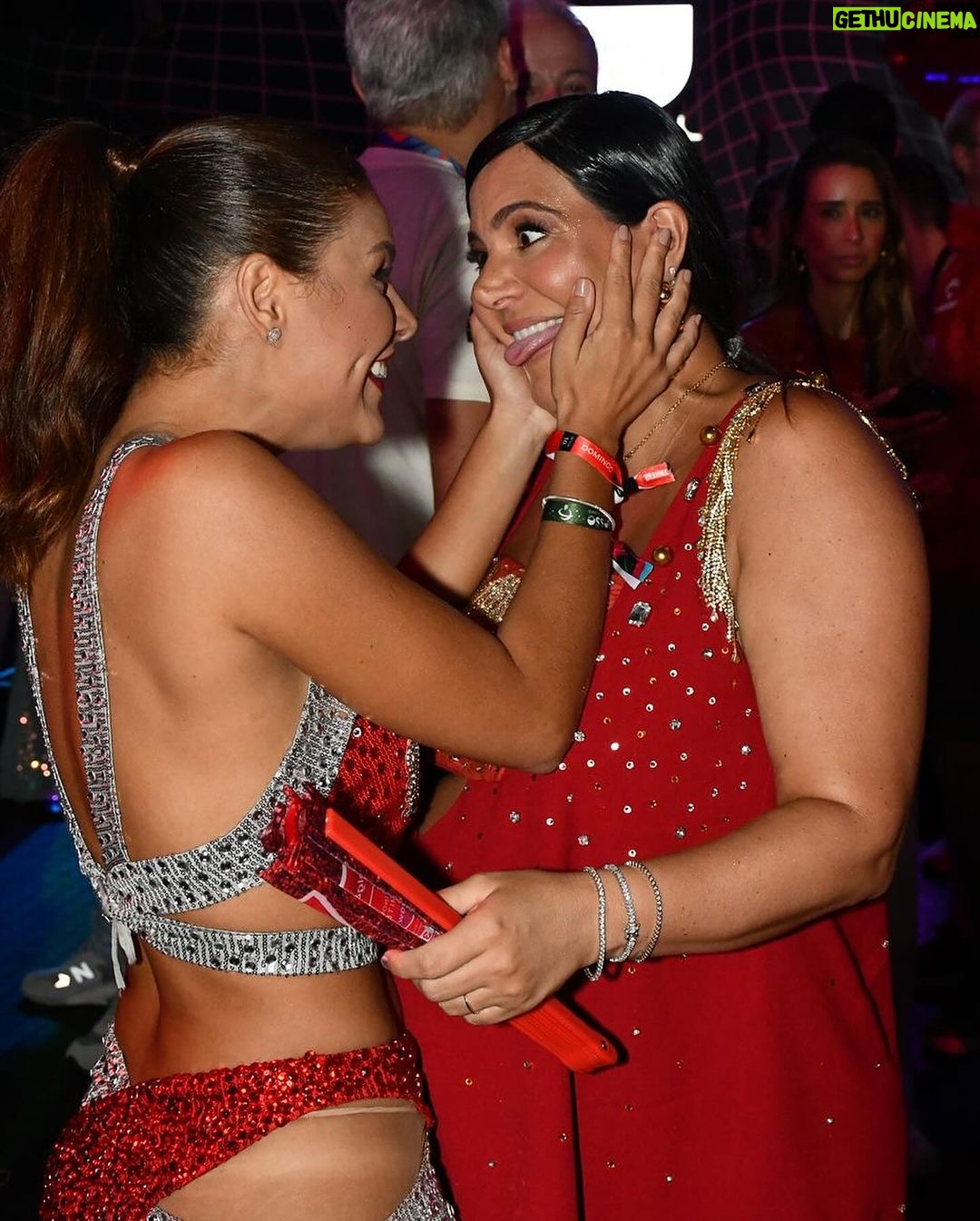Paloma Bernardi Instagram - Todo ano é assim: Comemoro o aniversário da minha Favorita com fotos do carnaval,e isso é tão você @sampaio_carol ✨🎊 Celebrar a sua vida é uma festa e esse ano o maior presente você já recebeu…daqui a pouco seu coração estará batendo forte no lado de fora e nós todos estaremos aqui amando amar esse seu momento: mulher admirável, mulher em estado de graça, mulher mãe! ✨❤️ Feliz aniversário! Hoje estou aqui brindando sua vida com uma taça de vinho do jeitinho que a gente gosta! 🤭🍷 Recife, Brazil