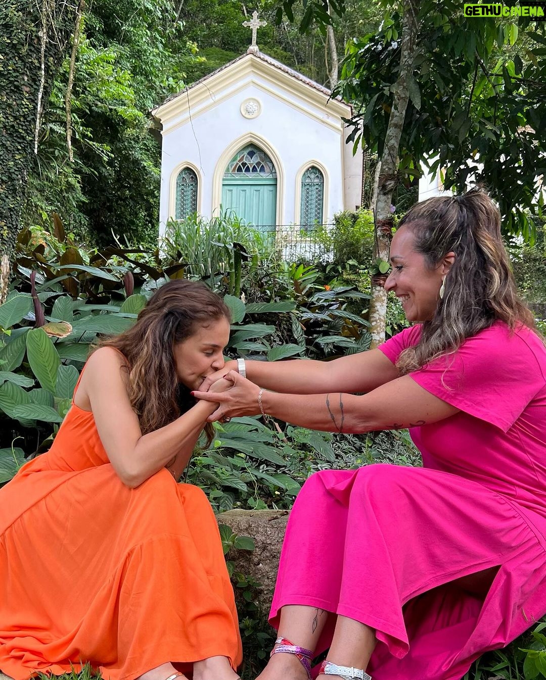 Paloma Bernardi Instagram - Sabe quando a sua felicidade é a minha? Pois bem,Tia Fabi! Hoje eu celebro a sua vida com uma boa dose de felicidade! Com uma boa dose de risadas espalhafatosas!! Com uma boa dose de gratidão! E tudo isso porque temos motivos para agradecer a Deus pela sua existência, pela mulher que vc é, pela profissional, pela amiga e por ser merecedora de tudo que vem conquistando! PARABÉNS! E obrigada por me permitir acompanhar sua jornada nessa vida e por viver de pertinho seus altos e baixos, porque somos amigas assim: na alegria e na tristeza, na saúde e na doença e etc…senão nem vale!! Não aceitamos menos que isso,né!!? Hahaha… 😂 Que Deus ilumine seus passos com reciprocidade nos encontros da vida, com respeito,amor, reconhecimento, alegria, abundância e livramentos! Tô aqui! ✨ @fabimangini 🧡🩷 Feliz Aniversário! São Paulo, Brazil
