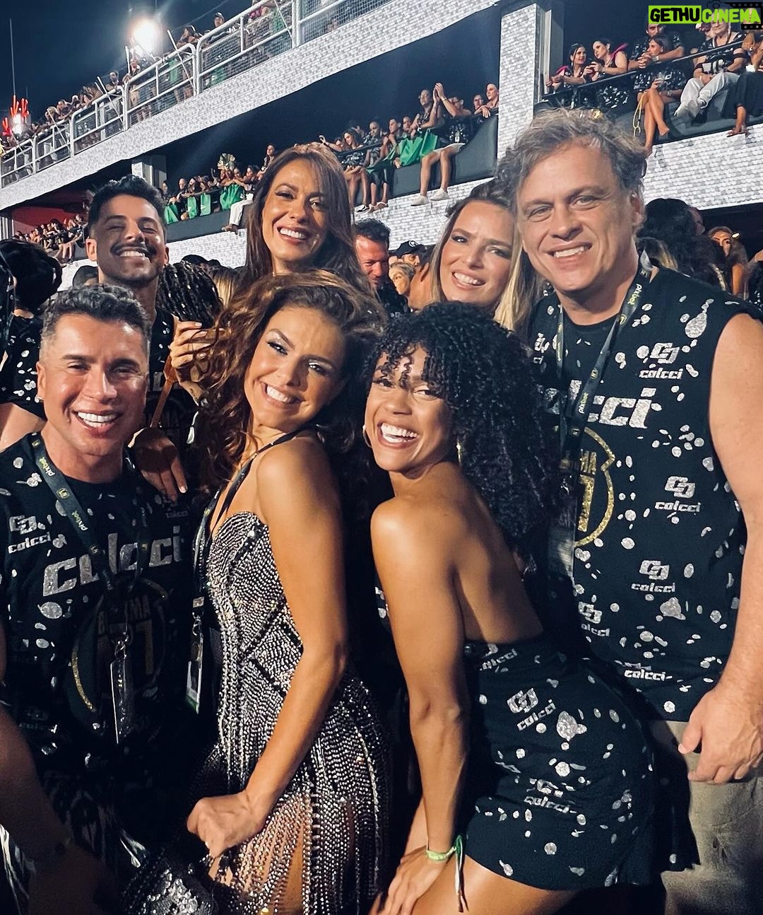 Paloma Bernardi Instagram - POR AQUI GARANTIMOS O BRILHO! ⊹✳︎✳︎✴︎ ⊹✳︎✳︎✴︎ ⊹✳︎✳︎✴︎ ⊹✳︎✳︎✴︎ ⊹✳︎✳︎✴︎ @camaroten1 #Carnaval N°1 ⊹ Beauty: @marcifreittas Stylist: @raphamendonca Look: @rafacarneiro @splash.boutique Foto: @adrilimaa @meuolhaar #Leoa Rio de Janeiro, Rio de Janeiro