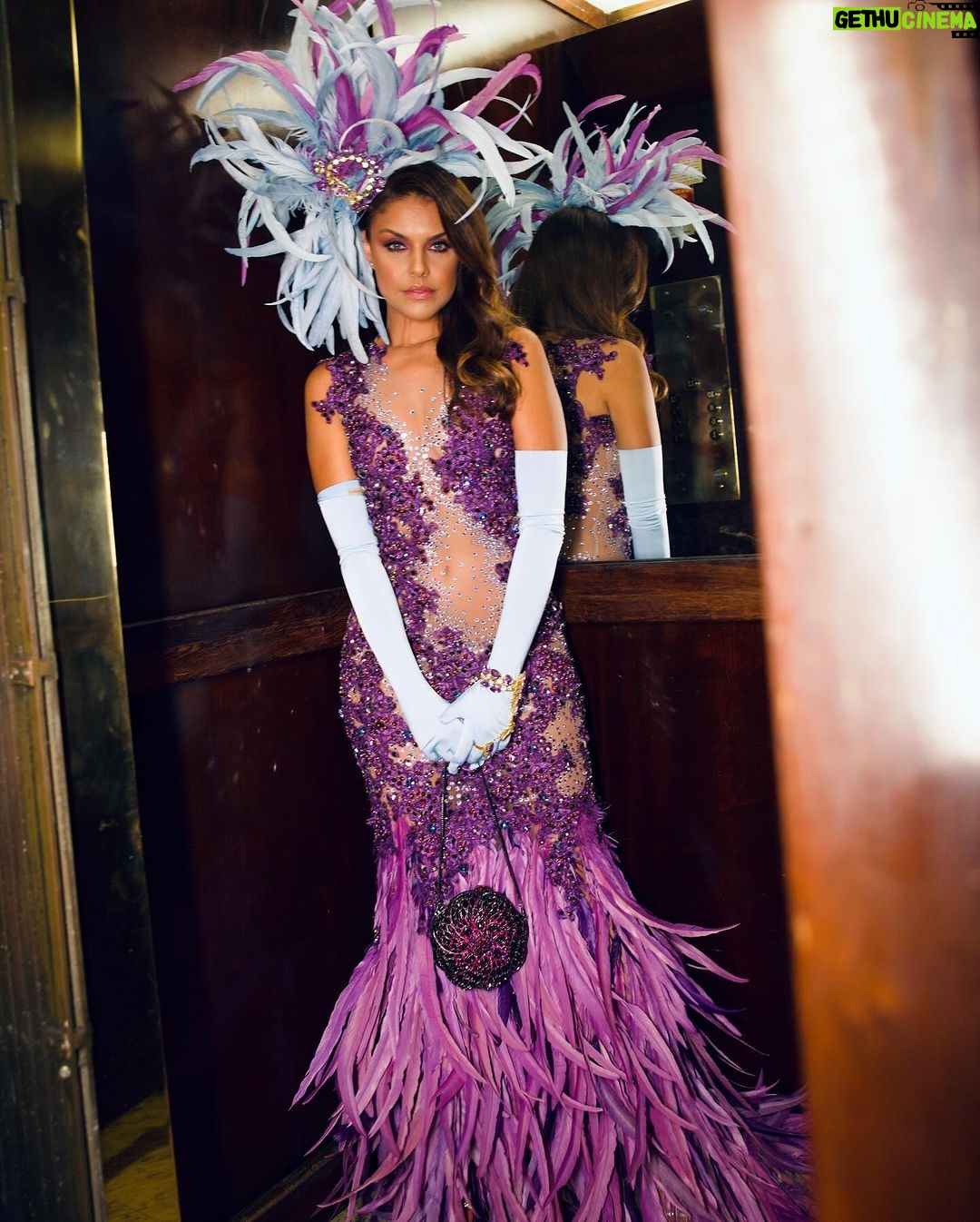 Paloma Bernardi Instagram - BAILE DO COPA 💎💜 Resgatando toda a magia e elegância da Divas da Old Hollywood nos anos 40. Um toque de nostalgia e sofisticação! Puro Glamour Mon Amour! “Extravangarde” . . . #bailedocopa #bailedocopa2024 Beauty: @gjunioralves Sytist: @raphamendonca Look: @rafacarneiro @splash.boutique Fotos: @tatakreischee @belmondcopacabanapalace Rio de Janeiro, Rio de Janeiro