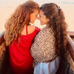 Paloma Bernardi Instagram - Todo dia é dia de celebrar a sua vida! Por isso te digo minha irmã,não importa quando,onde,como…não importa a distância…Eu te celebro! E prometo que estaremos sempre assim….uma olhando para outra! Uma sorrindo para outra! Uma ao lado da outra! Eu mais “loira do tchan” e você mais “morena do tchan” ( não pude deixar de notar isso nessas fotos,rs). No frio, no quente…no Brasil ou em Dubai! Estamos sempre assim…juntas! 🩵🧡 FELIZ ANIVERSÁRIO! Eu te amo! Ouviu aí do outro lado do mundo,né!? 🔊. EU TE AMOOOOOOOOO @rayssabernardi São Paulo, Brazil