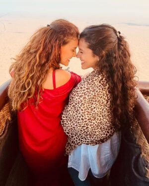 Paloma Bernardi Instagram - Todo dia é dia de celebrar a sua vida! 

Por isso te digo minha irmã,não importa quando,onde,como…não importa a distância…Eu te celebro! E prometo que estaremos sempre assim….uma olhando para outra! Uma sorrindo para outra! Uma ao lado da outra! Eu mais “loira do tchan” e você mais “morena do tchan” ( não pude deixar de notar isso nessas fotos,rs). No frio, no quente…no Brasil ou em Dubai! Estamos sempre assim…juntas! 🩵🧡 FELIZ ANIVERSÁRIO! Eu te amo! Ouviu aí do outro lado do mundo,né!? 🔊.
EU TE AMOOOOOOOOO @rayssabernardi