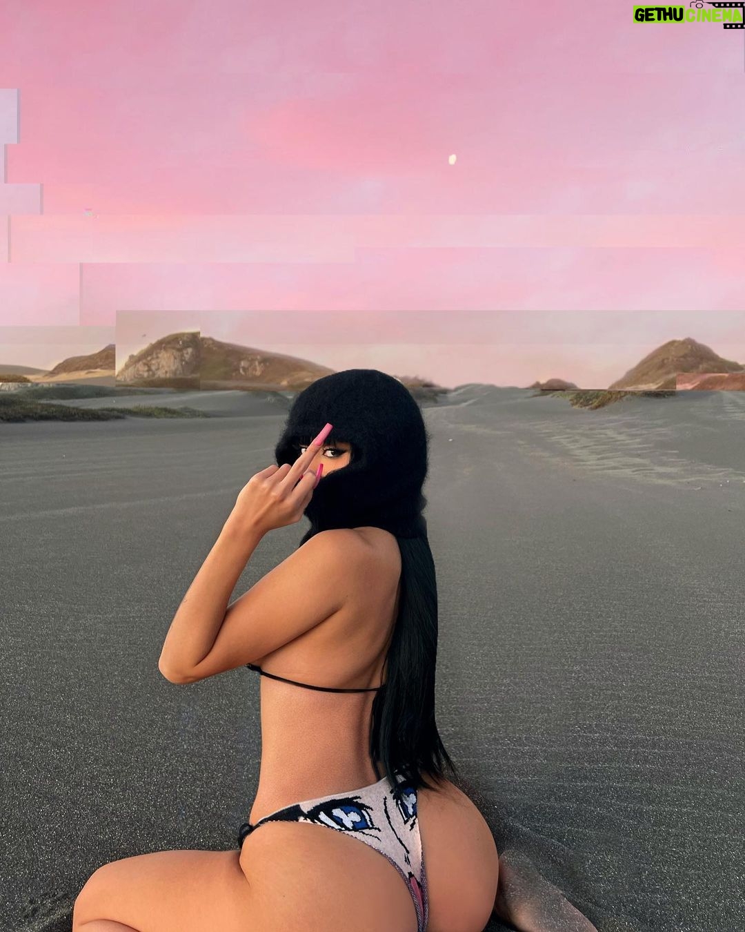 Paloma Mami Instagram - Baby háblame malo no me voy a ofender 🦂