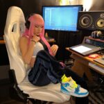 Paloma Mami Instagram - 🌠 ME VES MENOS = HACIENDO MÁS 🌠 Se que no he demostrado mucho de lo que quiero aportar en esta cultura 🇨🇱🙏 pero ya estoy terminando mi segundo disco 💿💘 donde empiezo una nueva etapa (( season 2 🕊)) Yyyy agradecía ♾ de poder debutar en unas de las tarimas más importantes de la música latina. Representando el movimiento chileno que apenas comienza 📈☄️🌎 Viña del mar, Chile