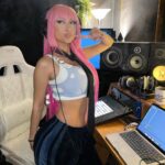 Paloma Mami Instagram - 🌠 ME VES MENOS = HACIENDO MÁS 🌠 Se que no he demostrado mucho de lo que quiero aportar en esta cultura 🇨🇱🙏 pero ya estoy terminando mi segundo disco 💿💘 donde empiezo una nueva etapa (( season 2 🕊)) Yyyy agradecía ♾ de poder debutar en unas de las tarimas más importantes de la música latina. Representando el movimiento chileno que apenas comienza 📈☄️🌎 Viña del mar, Chile