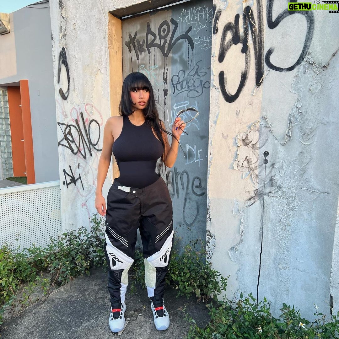 Paloma Mami Instagram - Tú gata gangster que te mata sin tiros 🖤💨