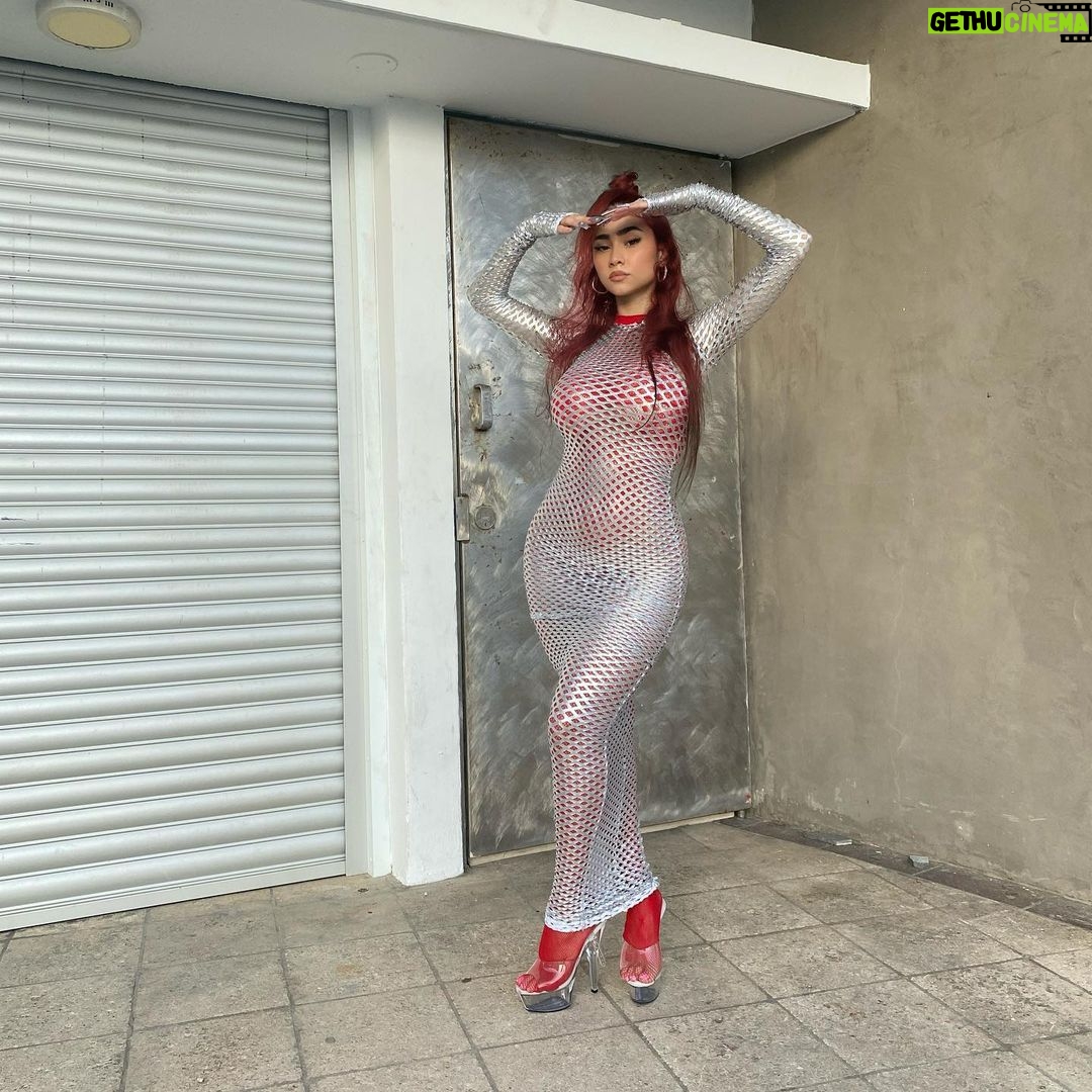 Paloma Mami Instagram - En la nave del olvido sin ti ❤️🩹🛸 2 milloneeess yaaa 🥺 sigan streameandolooo 💫🌌🌟🕊