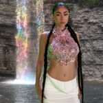 Paloma Mami Instagram – Agradecida por todo los preciosos comentarios que está recibiendo Cosas De La Vida ❤️🩹🛸🥺 no saben lo feliz que me hace ver q ustedes me pueden sentir a través de la música, se siente muy mágico 💫🌌 El universo me bendijo con ustedes 🌎🌟🙏🕊LXS AMOOO Y SIGAN STREAMANDOOOO Star11