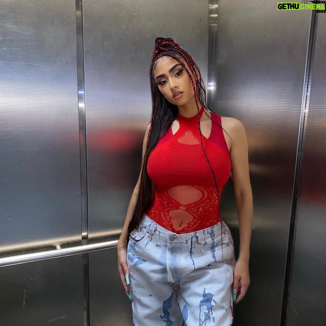 Paloma Mami Instagram - Gracias al universo por tantas bendiciones con solo 21 años, tengo un fan base de sueños 🔐🌟 nominada para un GRAMMYyyy 🥺💡🤍 BENDECIDA Y AGRADECIDA con ustedes y gracias a @latingrammys por reconocerme 🕊🇨🇱🤍❗️