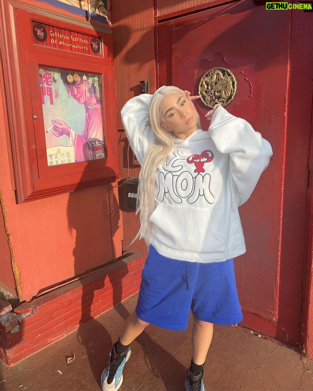 Paloma Mami Instagram - 82 degrees but it’s cold in the stu 🤧🍦♥️