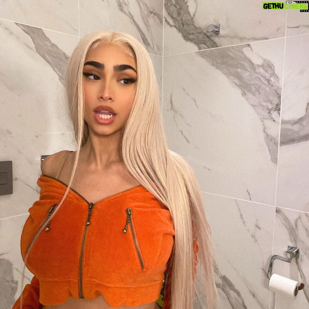 Paloma Mami Instagram - Te voaaa regalar esta noche ๐๐งก Les gusta mami morena o rubia ๐ค๐ง