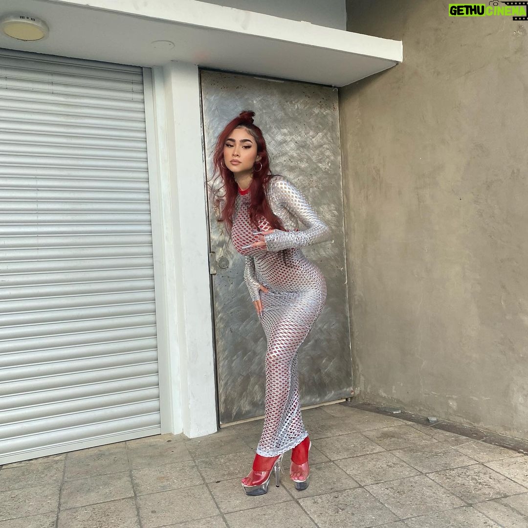 Paloma Mami Instagram - En la nave del olvido sin ti ❤️🩹🛸 2 milloneeess yaaa 🥺 sigan streameandolooo 💫🌌🌟🕊