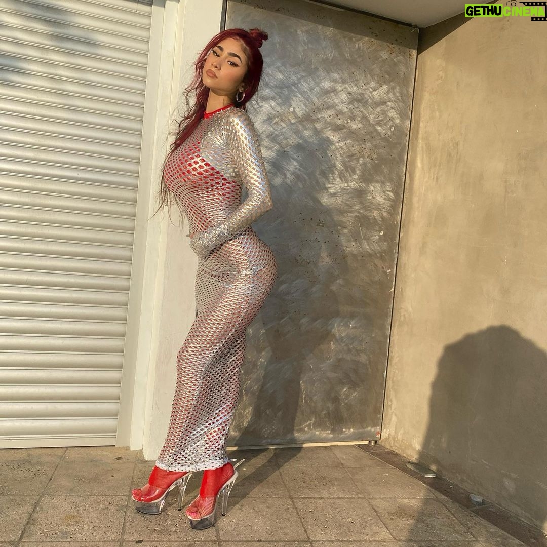 Paloma Mami Instagram - En la nave del olvido sin ti ❤️🩹🛸 2 milloneeess yaaa 🥺 sigan streameandolooo 💫🌌🌟🕊