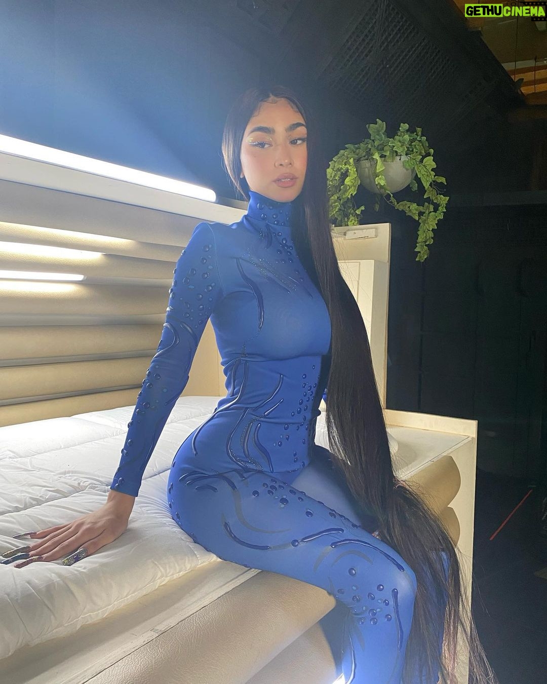 Paloma Mami Instagram - Agradecida por todo los preciosos comentarios que está recibiendo Cosas De La Vida ❤️🩹🛸🥺 no saben lo feliz que me hace ver q ustedes me pueden sentir a través de la música, se siente muy mágico 💫🌌 El universo me bendijo con ustedes 🌎🌟🙏🕊LXS AMOOO Y SIGAN STREAMANDOOOO Star11
