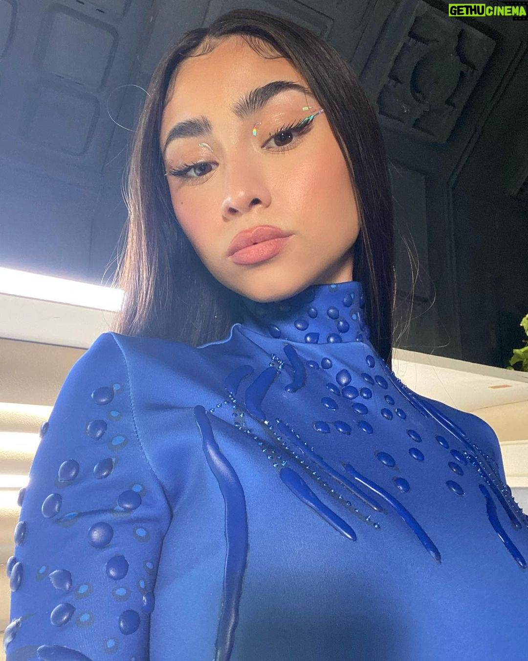 Paloma Mami Instagram - Agradecida por todo los preciosos comentarios que está recibiendo Cosas De La Vida ❤️🩹🛸🥺 no saben lo feliz que me hace ver q ustedes me pueden sentir a través de la música, se siente muy mágico 💫🌌 El universo me bendijo con ustedes 🌎🌟🙏🕊LXS AMOOO Y SIGAN STREAMANDOOOO Star11